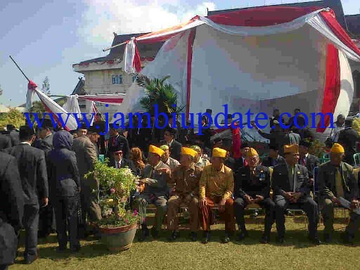 Peserta upacara terlihat panik saat tenda di lapangan kantor gubernur Jambi mendadak rubuh